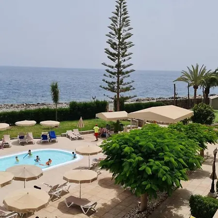 Apartment Ocean Breeze Oasis: Deluxe Beachfront Retreat With Stunning Views *