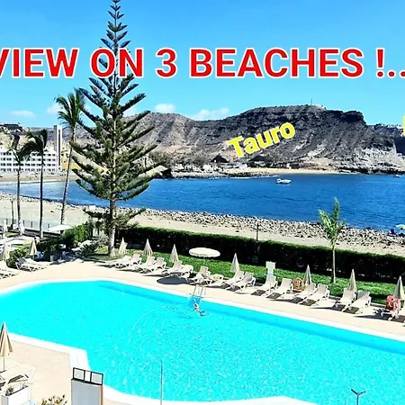 Ocean Breeze Oasis: Deluxe Beachfront Retreat With Stunning Views *