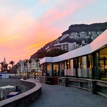 Ocean Breeze Oasis: Deluxe Beachfront Retreat With Stunning Views *