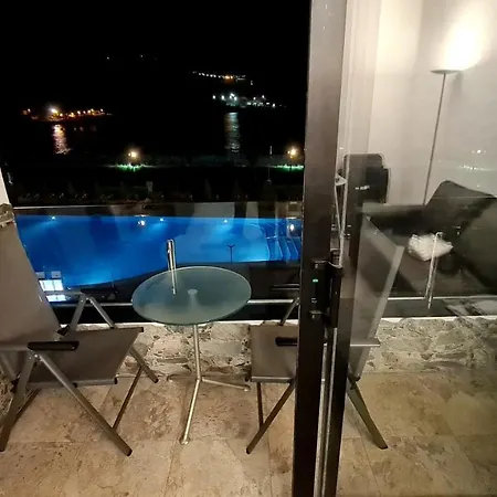 Ocean Breeze Oasis: Deluxe Beachfront Retreat With Stunning Views Apartment *