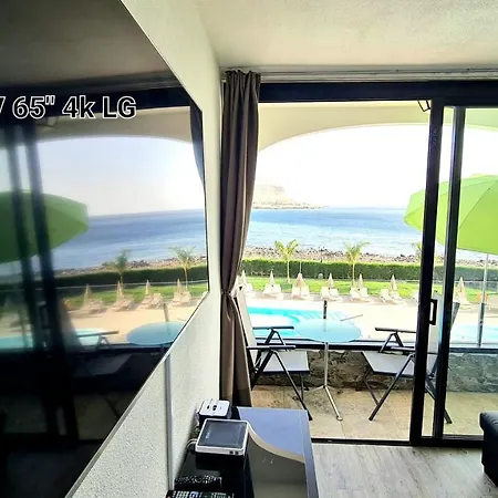 Ocean Breeze Oasis: Deluxe Beachfront Retreat With Stunning Views Apartment