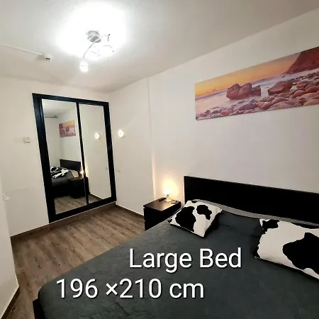 Apartment Ocean Breeze Oasis: Deluxe Beachfront Retreat With Stunning Views *