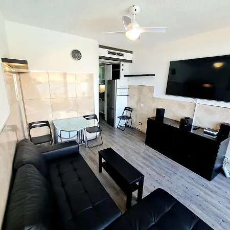 Ocean Breeze Oasis: Deluxe Beachfront Retreat With Stunning Views
