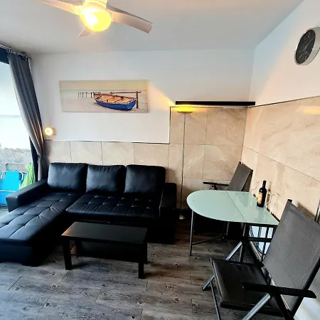 Ocean Breeze Oasis: Deluxe Beachfront Retreat With Stunning Views *