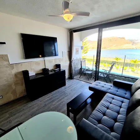 Apartment Ocean Breeze Oasis: Deluxe Beachfront Retreat With Stunning Views *